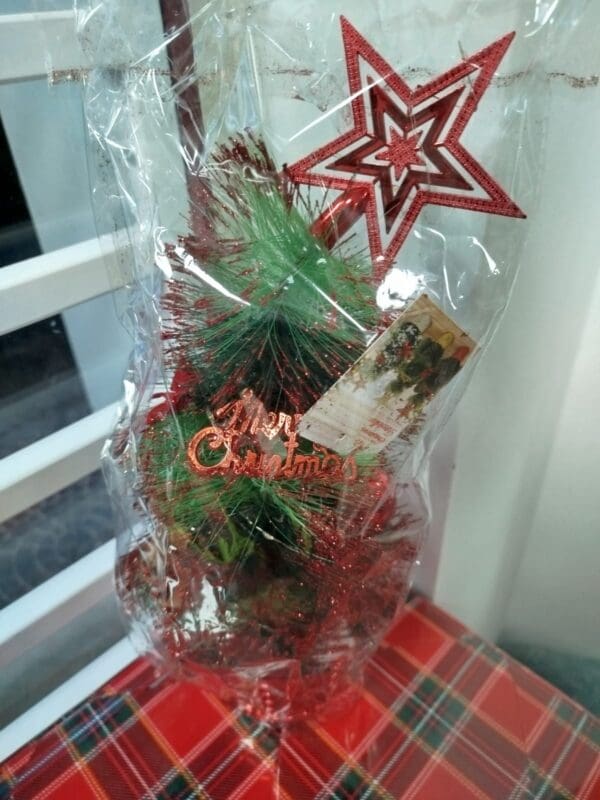 Albero natale mini rosso brillaninato con luci.